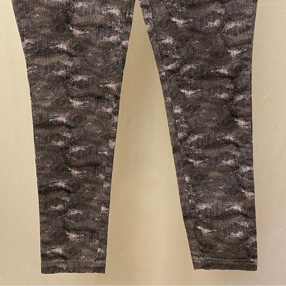 Aventura 6 Blake Print Skinny Pants Reptile Camo Print Taupe Gray Organic Cotton - Picture 6 of 16